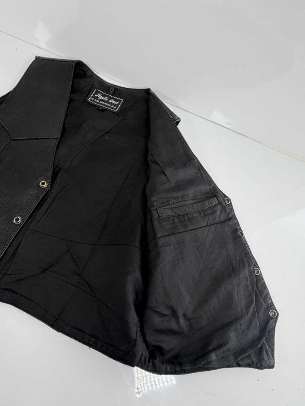Vintage Mens Black Biker Leather Vest By Hyde Out Snap Closure Pockets 46B - Picture 6 of 8